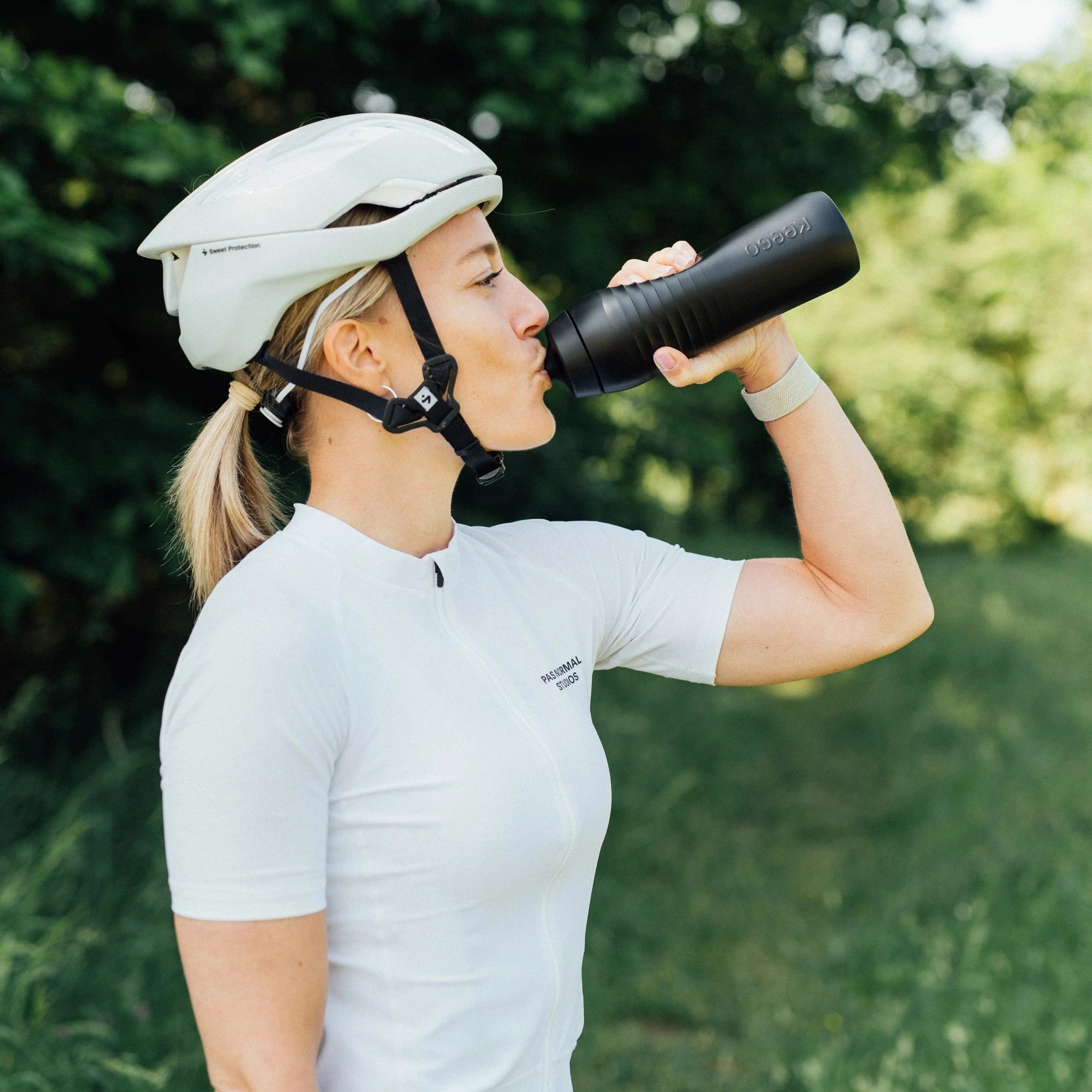 KEEGO Cycle, Sportflasche & Bidon mit EasyClean Cap, 750 ml, Generation 04, Aussenhülle aus Recycling Material, DARK MATTER - schwarz - RISK iT! BIKE CARE
