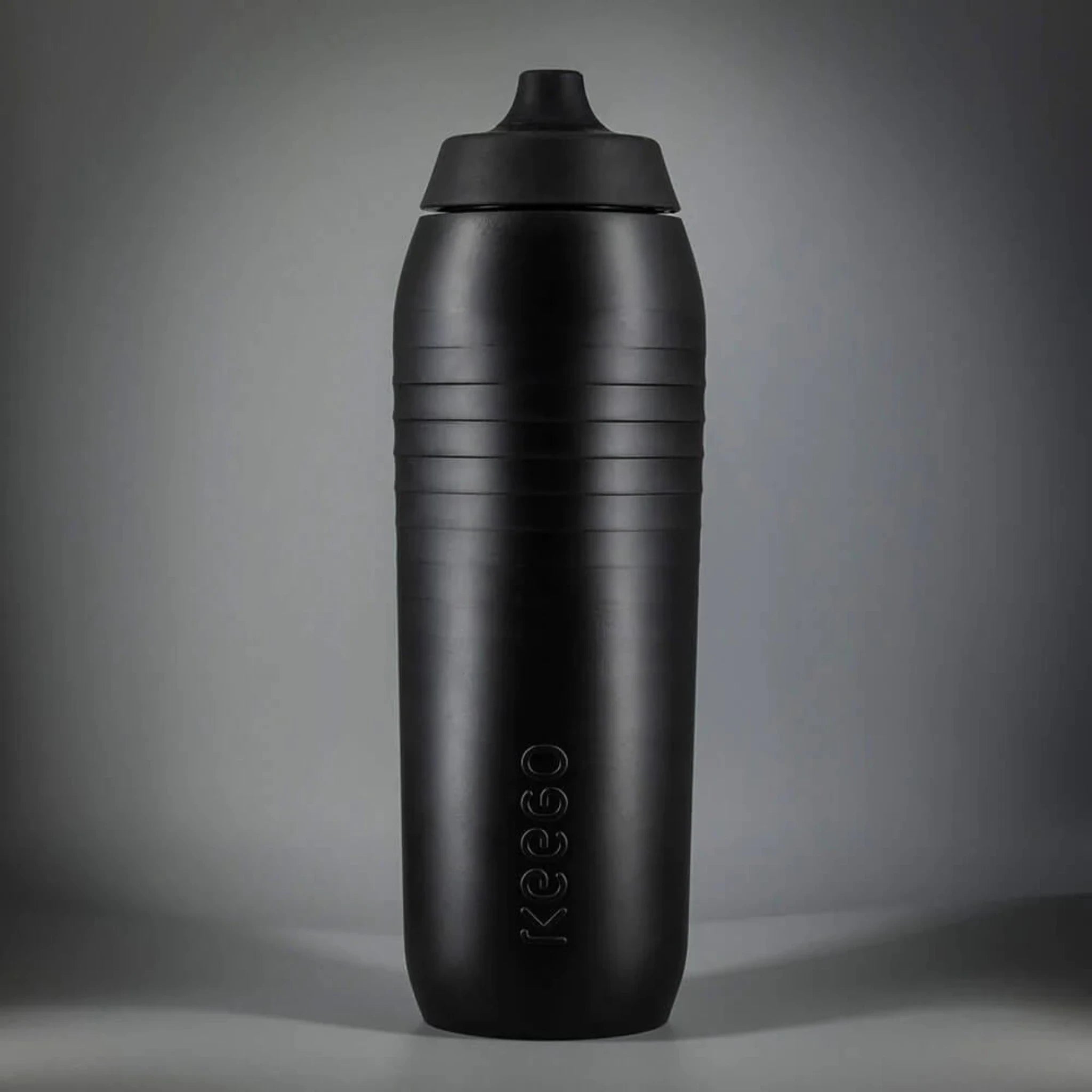 KEEGO Cycle, Sportflasche & Bidon mit EasyClean Cap, 750 ml, Generation 04, Aussenhülle aus Recycling Material, DARK MATTER - schwarz - RISK iT! BIKE CARE