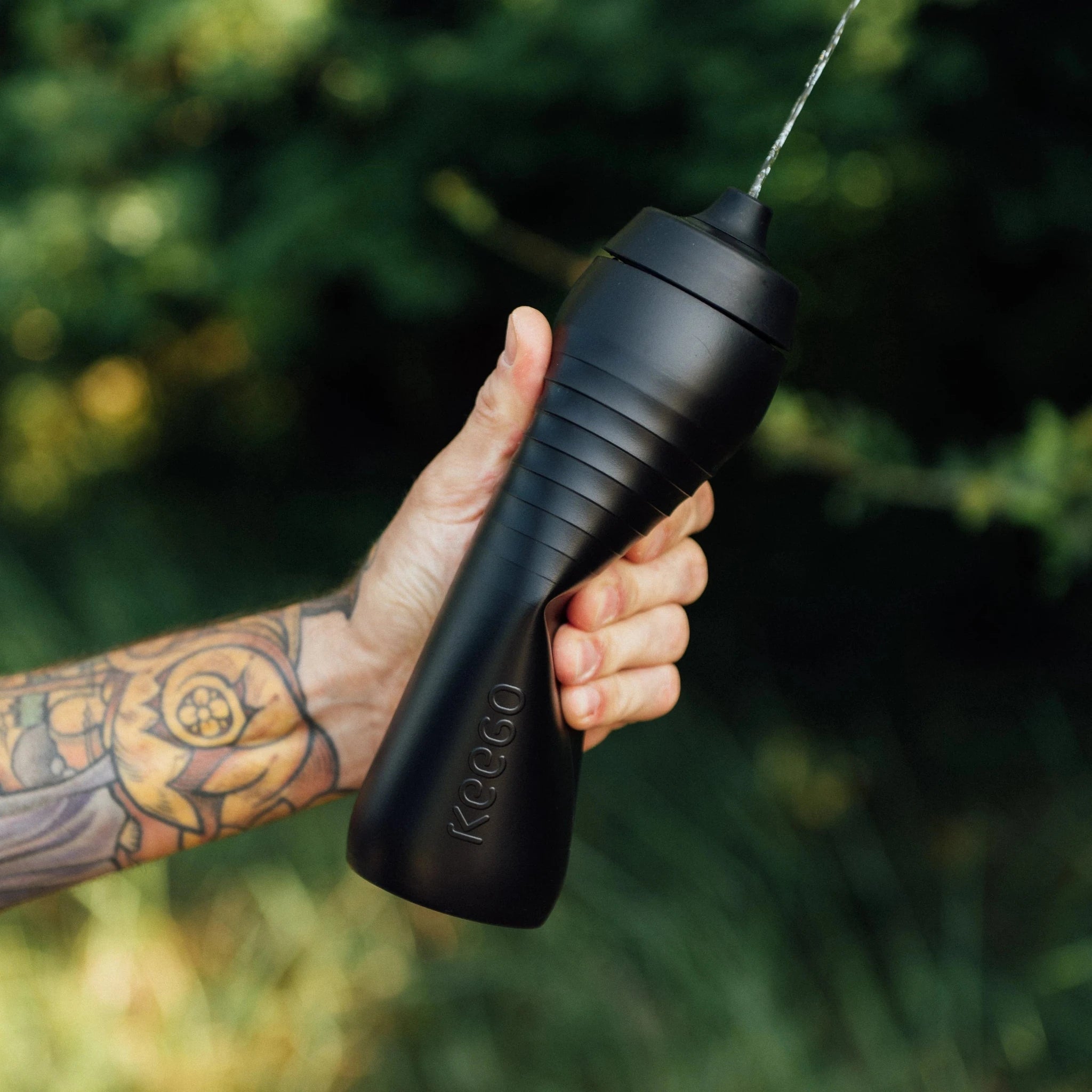 KEEGO Cycle, Sportflasche & Bidon mit EasyClean Cap, 750 ml, Generation 04, Aussenhülle aus Recycling Material, DARK MATTER - schwarz - RISK iT! BIKE CARE