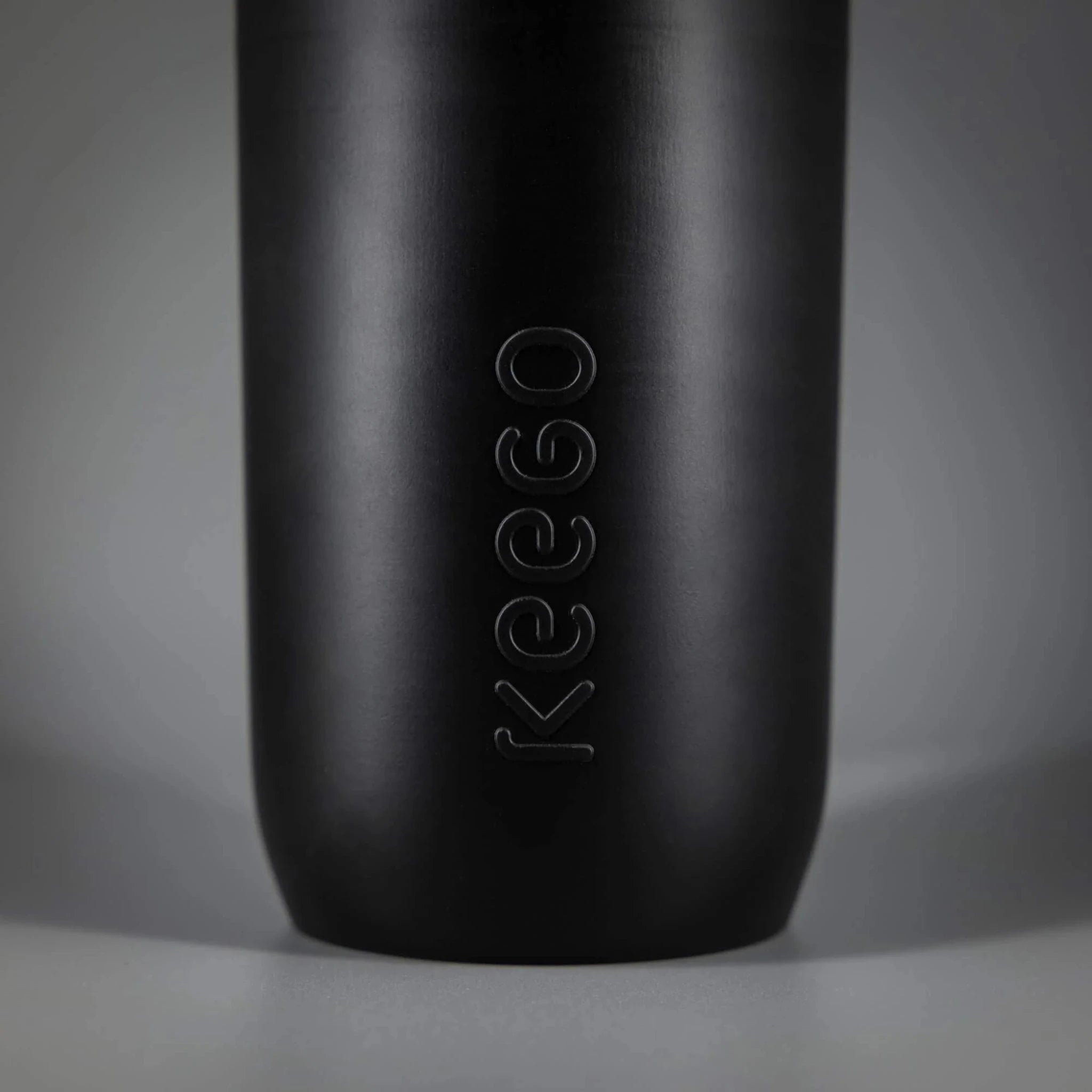 KEEGO Cycle, Sportflasche & Bidon mit EasyClean Cap, 750 ml, Generation 04, Aussenhülle aus Recycling Material, DARK MATTER - schwarz